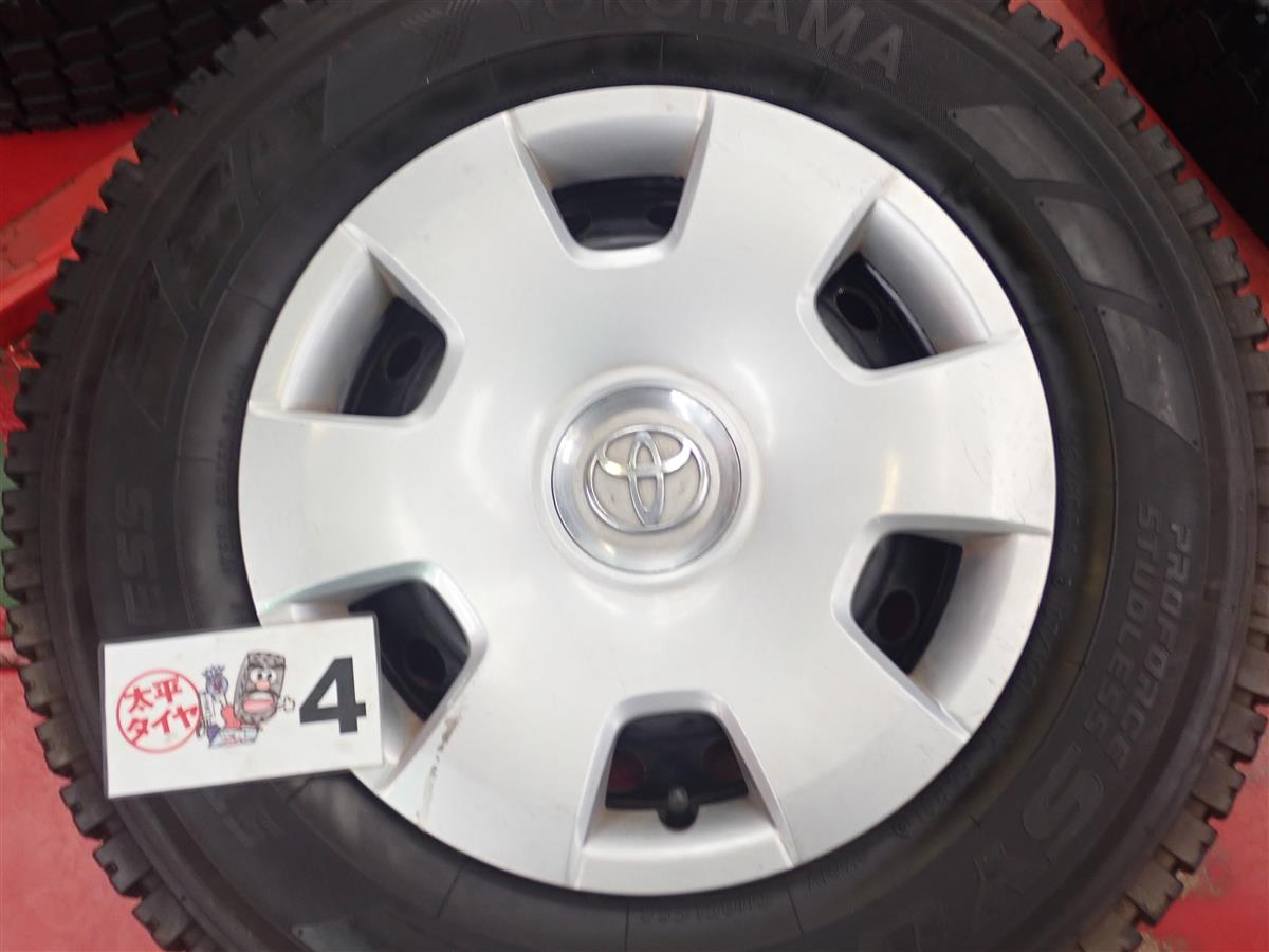 ハイエース純正スチールホイールに溝たっぷりのスタッドレスが付いた 